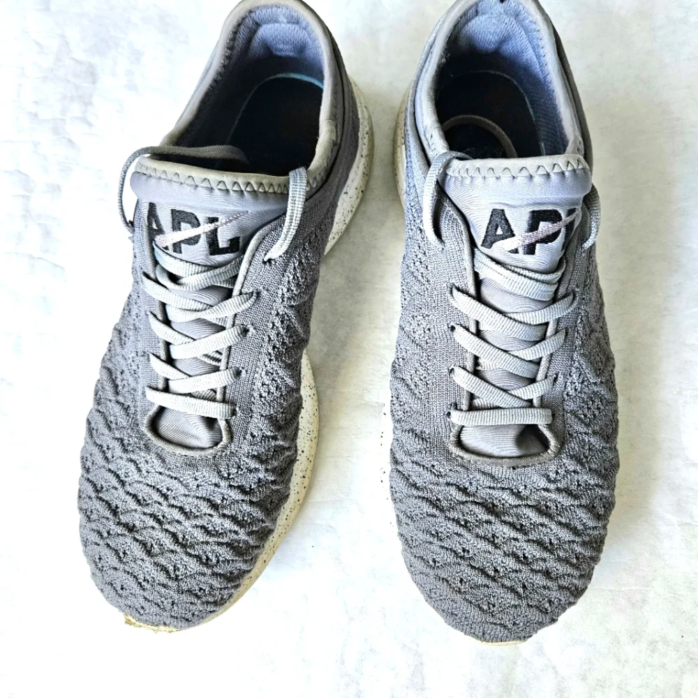 APL Phantom gray running shoes speckle soles